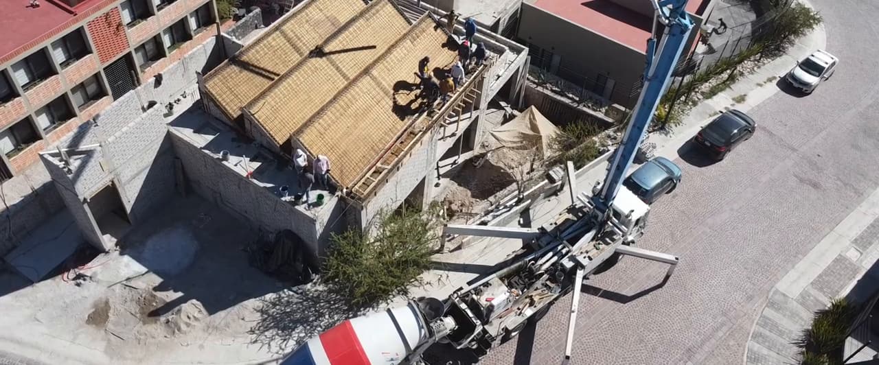 Colado de una losa con bomba pluma, visto desde un dron